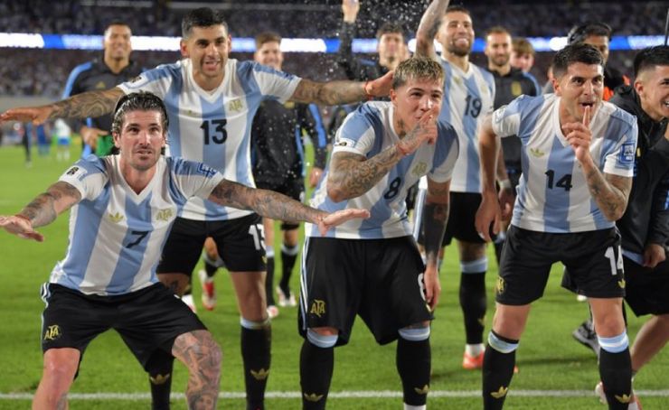 Argentina ya clasificada al Mundial 2026, goleó en el estadio Monumental 4x1 a Brasil.