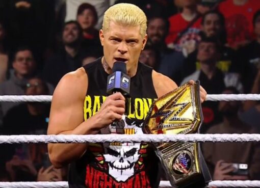 Cody Rhodes, campeón actual de WWE, se puso una camiseta que tenía la palabra Barcelona.