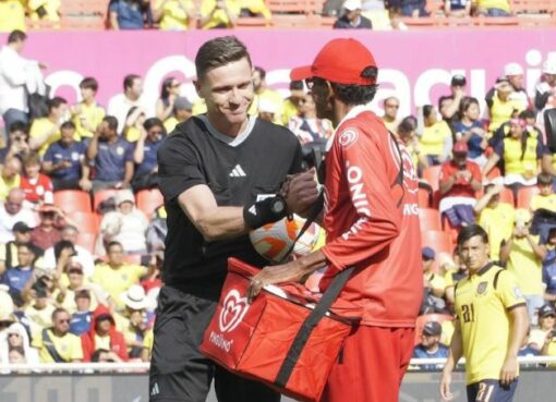 Un heladero protagonizó que se hiciera viral, al entregarle un helado al árbitro Ramón Abatti, en el partido de Ecuador y Venezuela.
