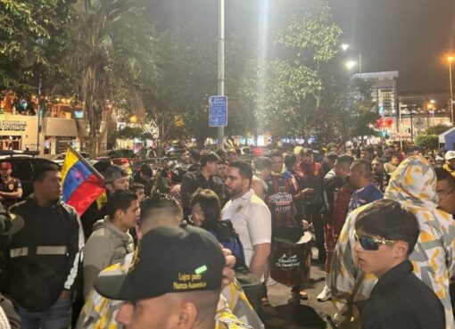 Así recibieron los hinchas venezolanos a su Selección en los exteriores del hotel de concentración en Quito.