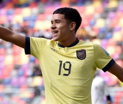 Celebración de Kendry Páez con la camiseta de Ecuador