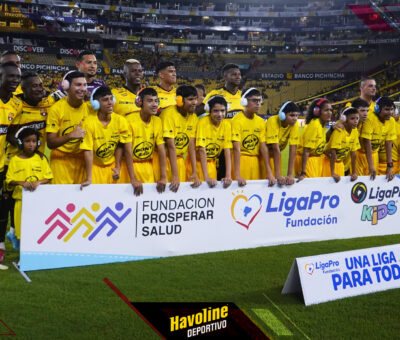 Los niños de la Fundación Prosperar Salud, salieron a la cancha del estadio Monumental y se tomaron la foto grupal con los jugadores de Barcelona SC