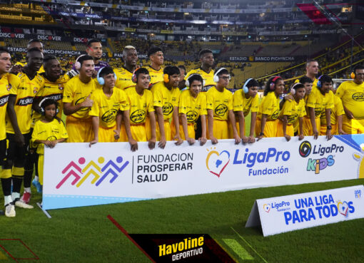 Los niños de la Fundación Prosperar Salud, salieron a la cancha del estadio Monumental y se tomaron la foto grupal con los jugadores de Barcelona SC