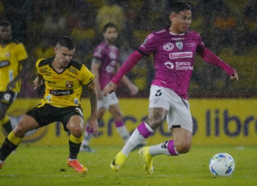 El intenso aguacero que cayó la noche del martes en Guayaquil puso en duda la continuidad del partido entre Barcelona SC e Independiente del Valle.