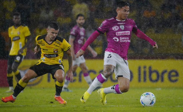 El intenso aguacero que cayó la noche del martes en Guayaquil puso en duda la continuidad del partido entre Barcelona SC e Independiente del Valle.