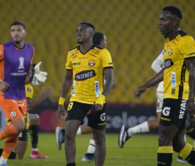 Barcelona SC sufrió una dura derrota, al caer por la mínima diferencia a Universitario de Deportes en el estadio Monumental.