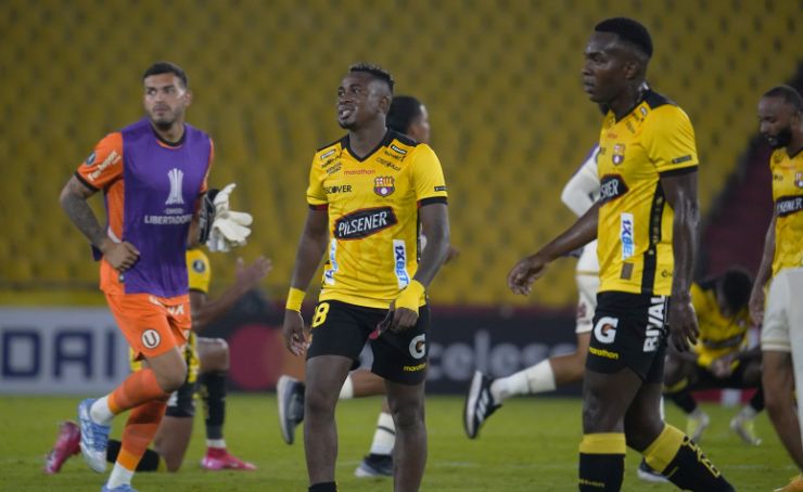 Barcelona SC sufrió una dura derrota, al caer por la mínima diferencia a Universitario de Deportes en el estadio Monumental.