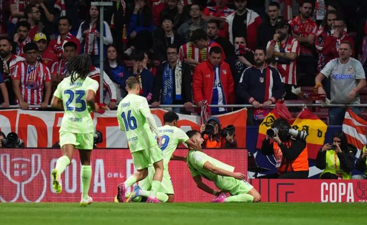 FC Barcelona: En semifinales, el Barcelona superó al Atlético de Madrid con un marcador global de 5-4. Tras un empate 4-4 en la ida, los azulgranas se impusieron 1-0 en el partido de vuelta, con un gol de Ferran Torres que selló su pase a la final. ​