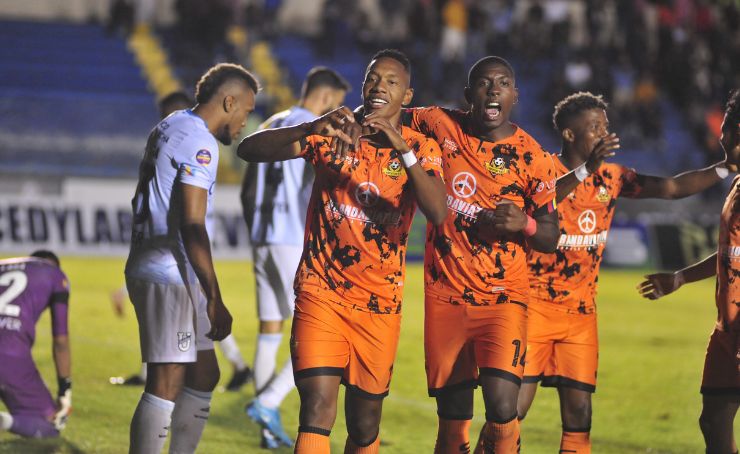 Libertad derrotó 3x1 a Universidad Católica en el estadio Reina del Cisne, en el cierre de la fecha 10 de la LigaPro.