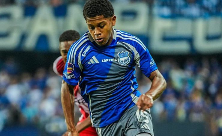 Luis Fragozo, jugador de Emelec, hizo su debut en primera con tan sólo 15 años, en el partido de los azules ante Técnico.