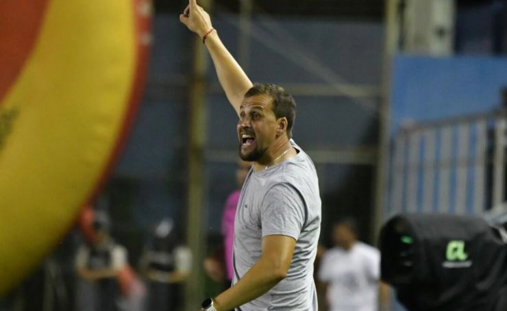 Nicolás Chietino renunció al Delfín tras la goleada que sufrió ante Vinotinto y los malos resultados en el campeonato ecuatoriano.