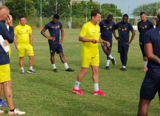 Patricio Urrutia es el nuevo director técnico del Delfín, así lo pudo confirmar el club en sus redes sociales.