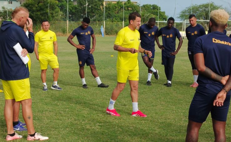 Patricio Urrutia es el nuevo director técnico del Delfín, así lo pudo confirmar el club en sus redes sociales.