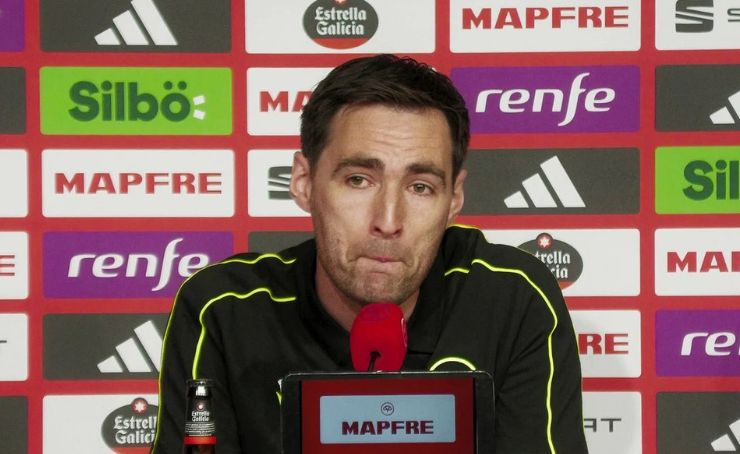 El árbitro Ricardo de Burgos Bengoetxea, quien dirigirá la final de la Copa del Rey entre Barcelona y Real Madrid