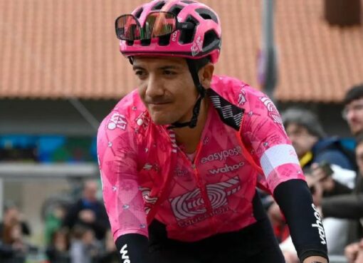 Richard Carapaz destacó en la Vuelta a Cataluña 2025, terminando en el puesto 10 de la clasificación general