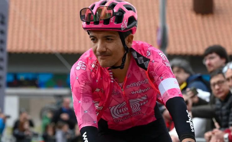 Richard Carapaz destacó en la Vuelta a Cataluña 2025, terminando en el puesto 10 de la clasificación general