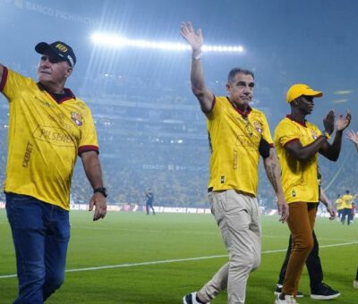 Barcelona SC tuvo varias glorias del club que recibieron reconocimientos en el entretiempo del amistoso ante Pachuca. El presidente del club.