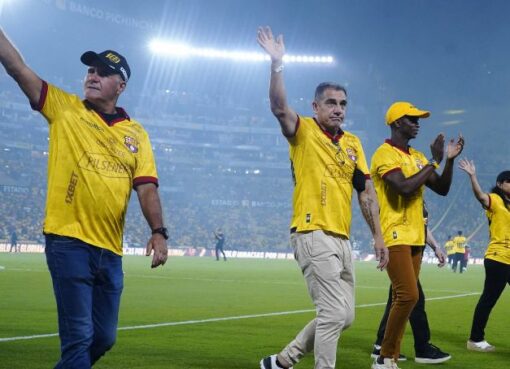 Barcelona SC tuvo varias glorias del club que recibieron reconocimientos en el entretiempo del amistoso ante Pachuca. El presidente del club.