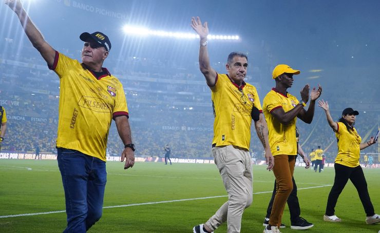 Barcelona SC tuvo varias glorias del club que recibieron reconocimientos en el entretiempo del amistoso ante Pachuca. El presidente del club.