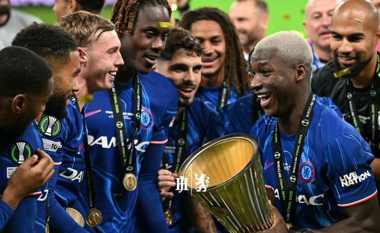 Chelsea de Moisés Caicedo goleó 4x1 al Real Betis y se consagró campeón de la UEFA Conference League 2024/25.