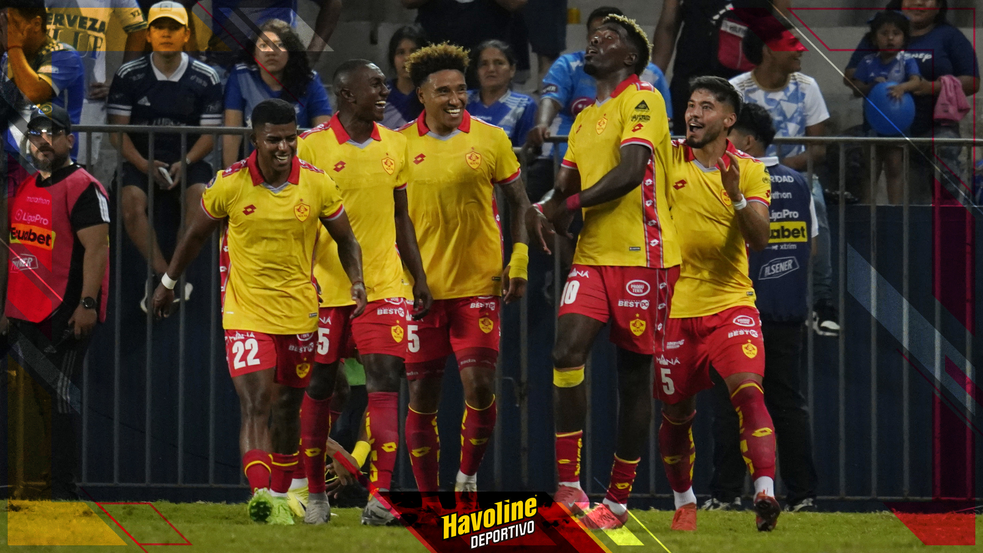 Jugadores de Aucas celebran el triunfo en el estadio Capwell ante Emelec
