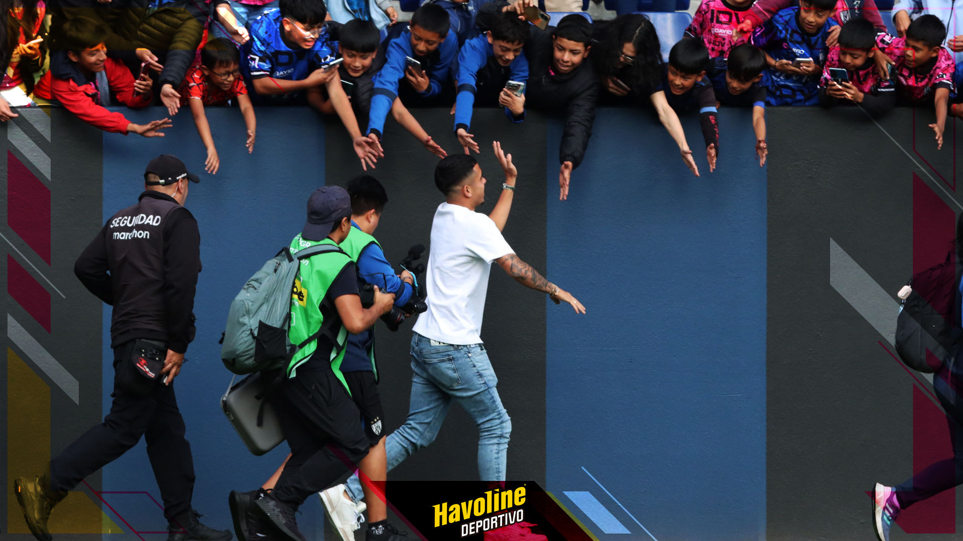 Kendry Páez saludando a los niños en su despedida de Independiente del Valle