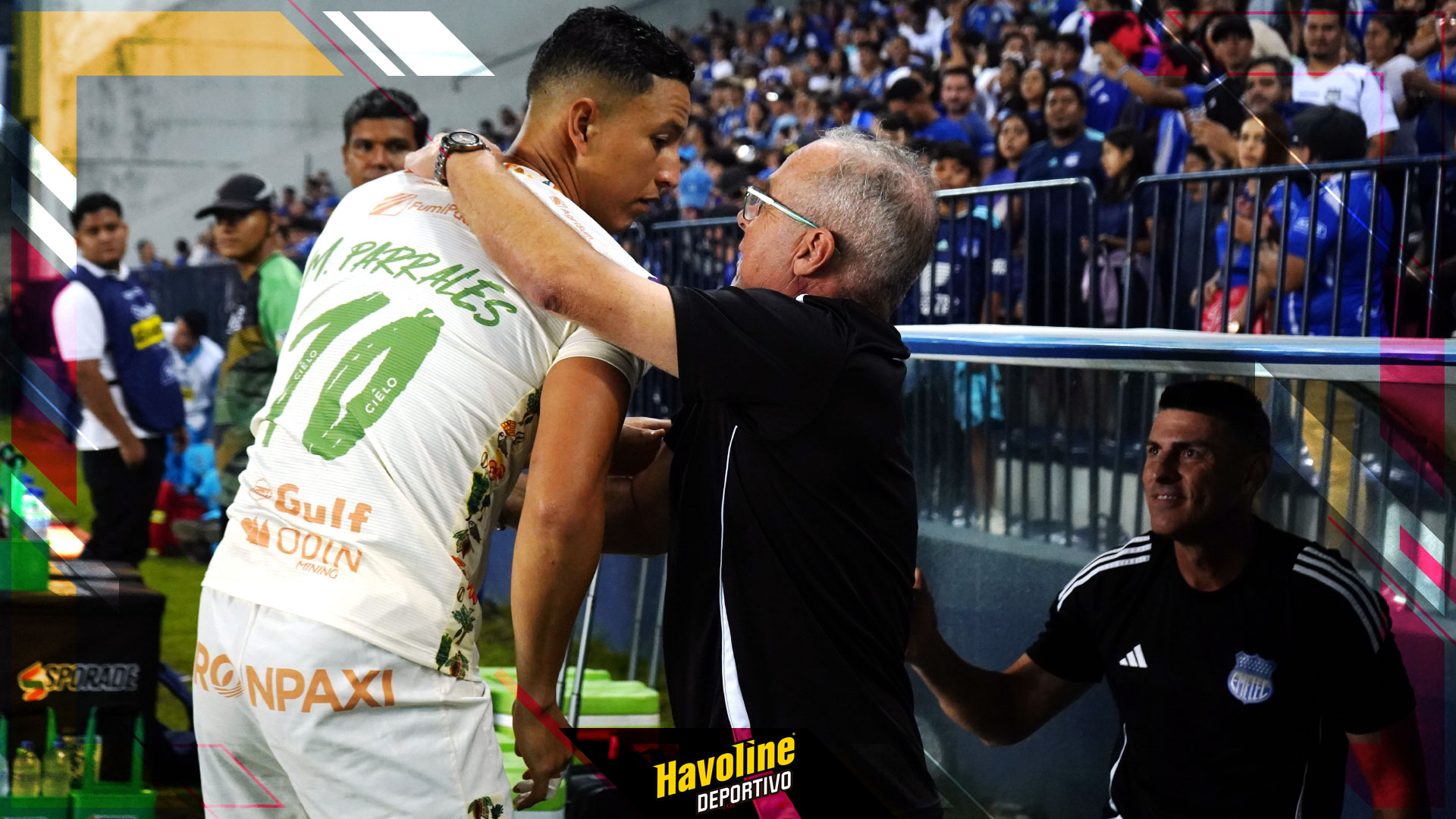 El saludo de Miguel Parrales y el técnico de Emelec Jorge Célico