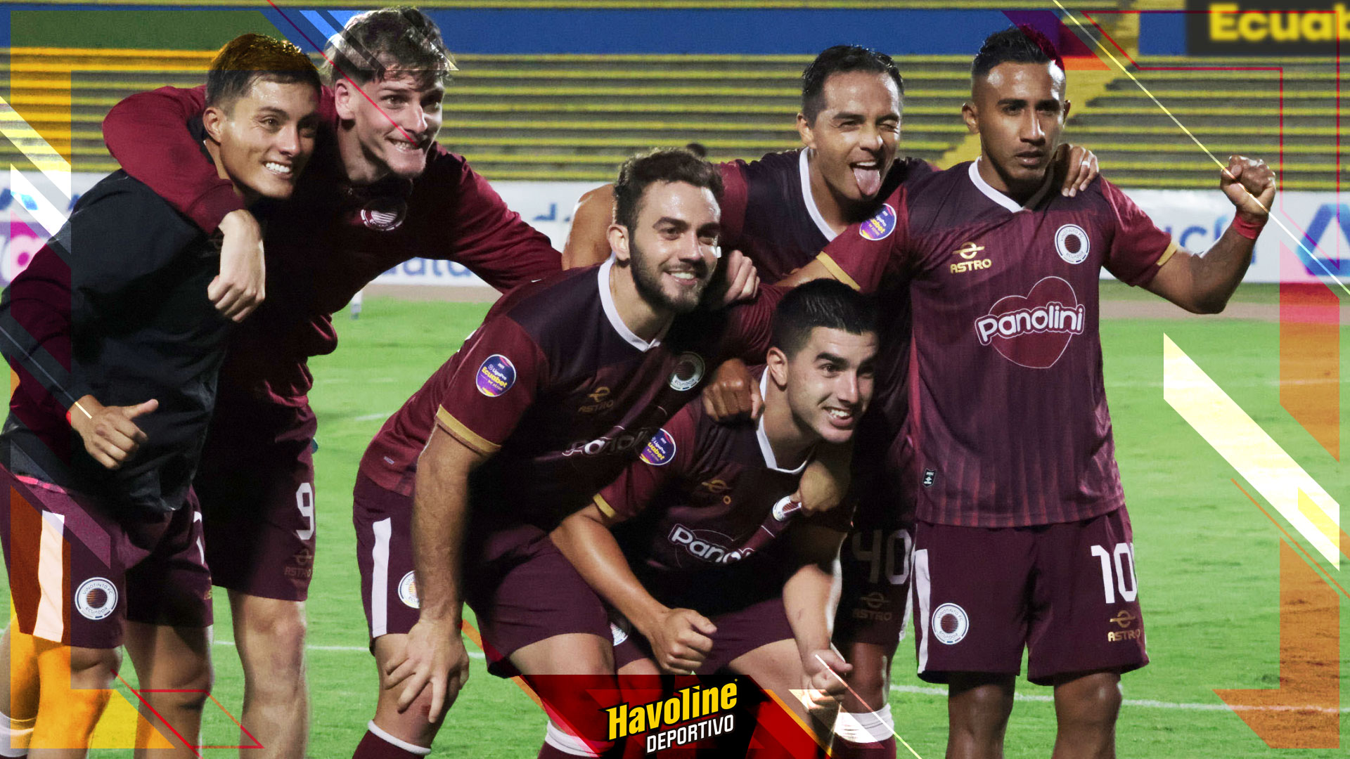 Jugadores de Vinotinto celebran el triunfo sobre Libertad en el estadio Olímpico Atahualpa