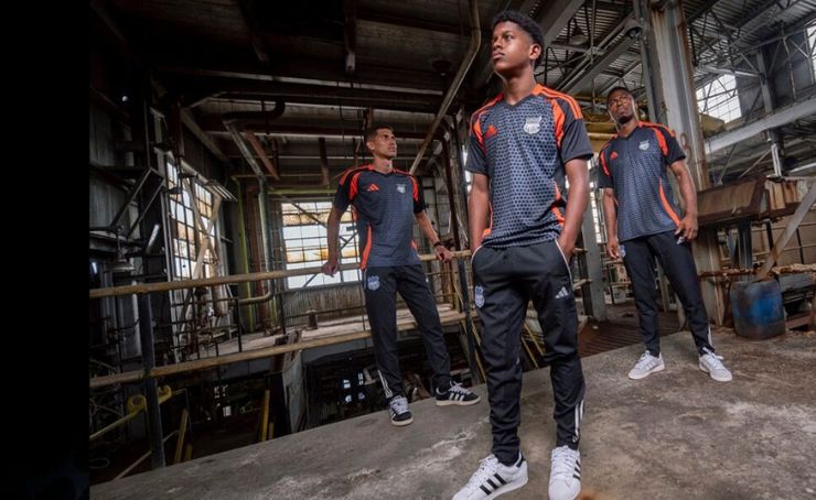 Emelec anunció una nueva camiseta para lo que resta de la temporada. La equipación de color negro y cobre.