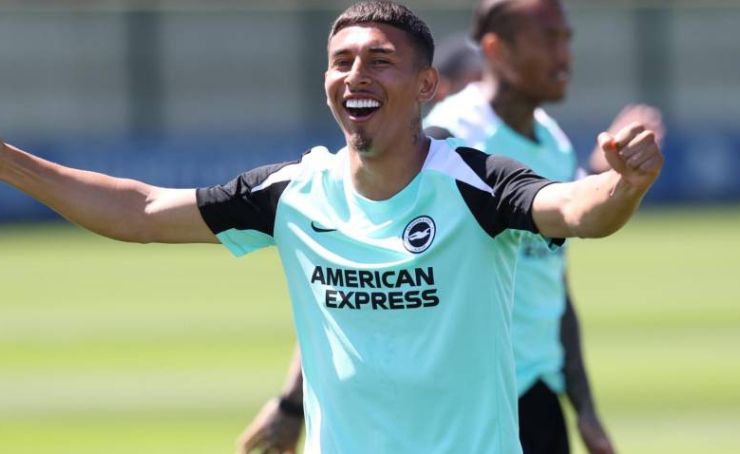 Jeremy Sarmiento, jugador actual del Brighton, rechazó ofertas de equipos de Brasil, priorizando seguir en Europa.