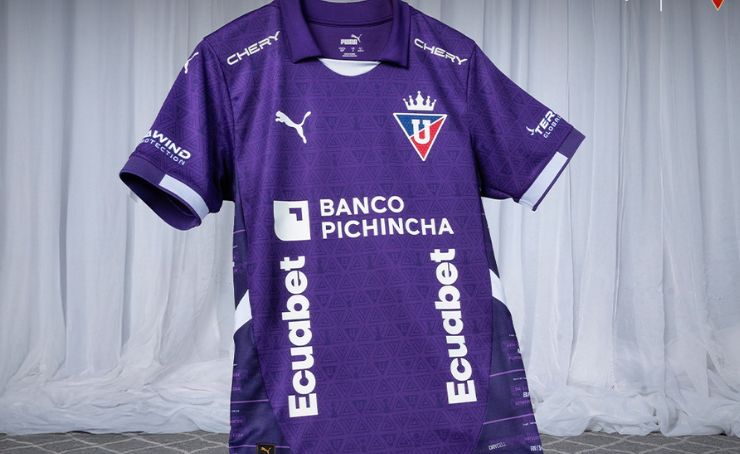 Liga de Quito presentó la mañana de este miércoles 2 de julio en sus redes sociales, su nueva camiseta conmemorativa por el 'Mes del Hincha'
