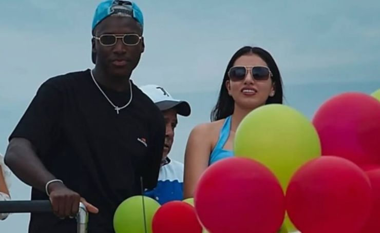 Moisés Caicedo está disfrutando sus vacaciones en Ecuador, para pasar tiempo con su familia y ni bien llegó, recibió un homenaje de la Municipalidad de Santo Domingo