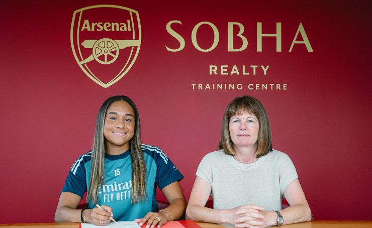 Olivia Smith, de 20 años, procedente del Liverpool por 1.300.000 euros, convirtiéndose en la futbolista más cara de la historia.