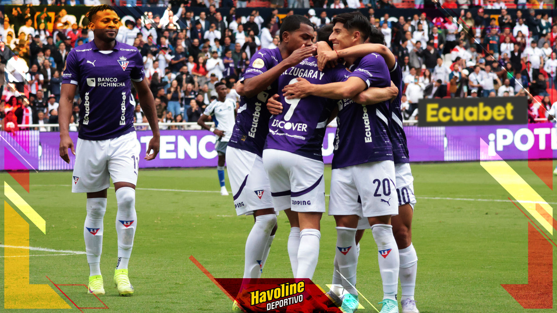 Lisandro Alzugaray celebrando con sus compañeros el primer gol de Liga ante Emelec