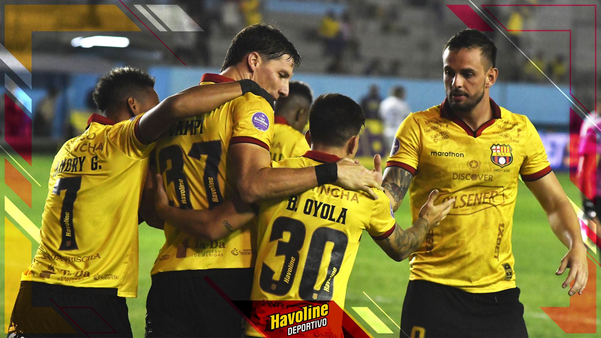 Jugadores de Barcelona SC celebrando el triunfo sobre Delfín en el estadio Jocay
