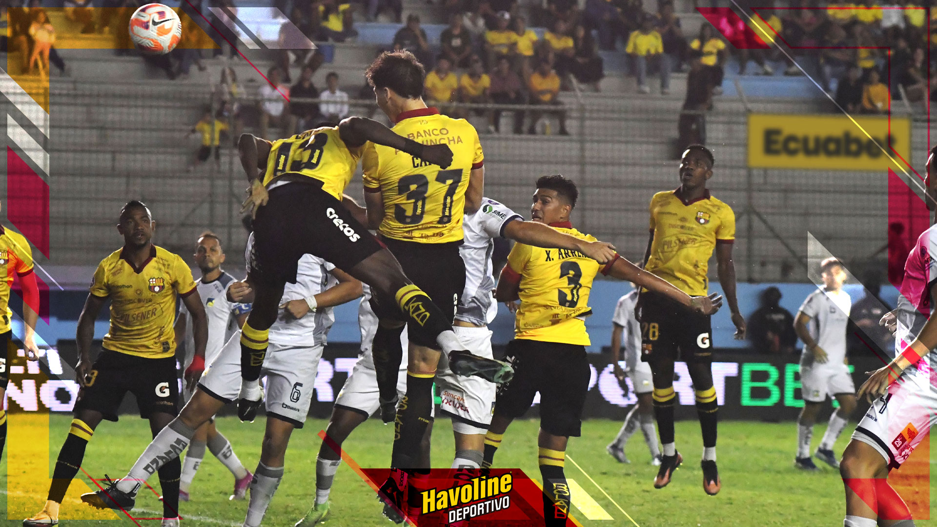 Momento en que Gastón Campi anota el gol del triunfo de Barcelona SC ante Delfín.