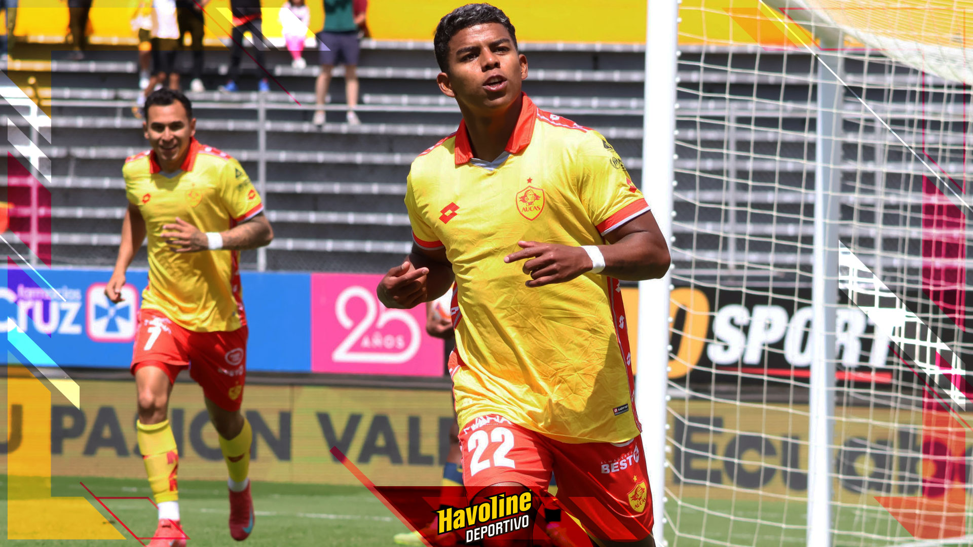 Luis Cano celebrando su doblete en la victoria de Aucas sobre Delfín en Chillogallo