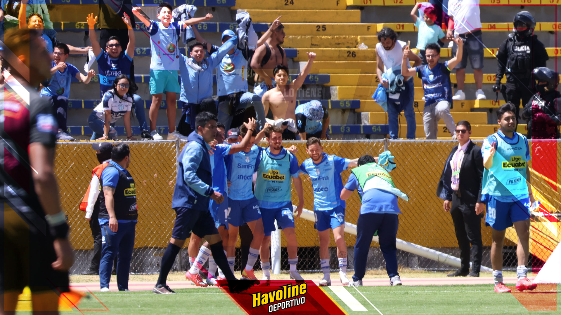 Jugadores de Macará celebrando junto a los hinchas la victoria en el Olímpico Atahualpa