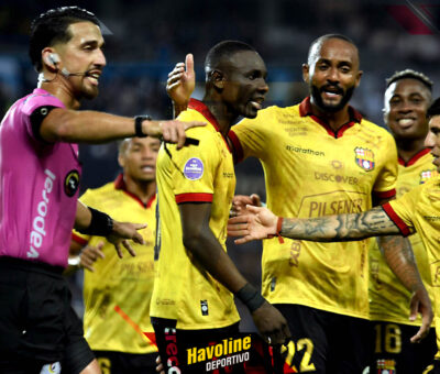 Janner Corozo celebrando el tercer gol del Ídolo ante el Bombillo