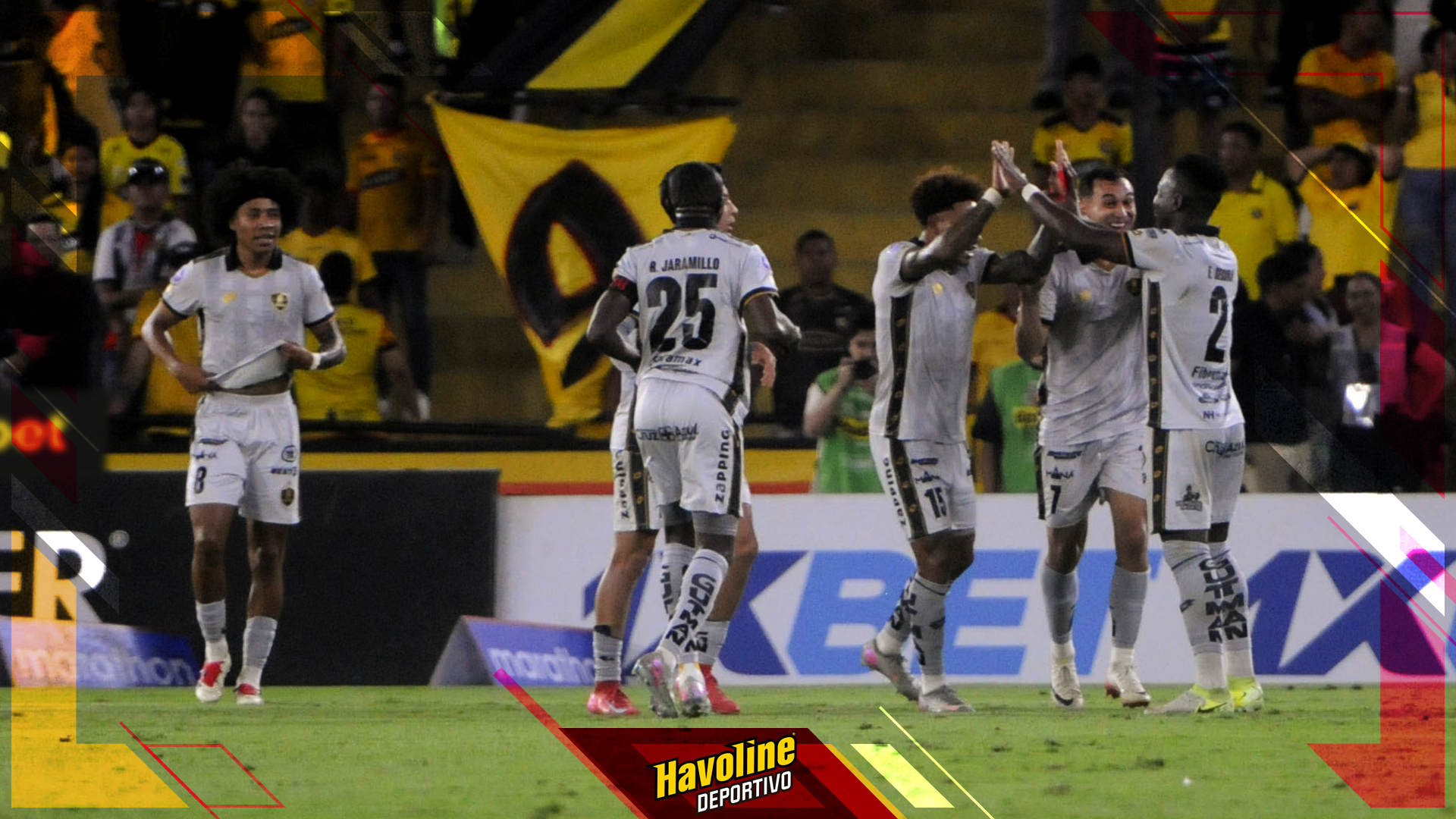 Aucas celebrando el gol del empate ante Barcelona SC en Guayaquil