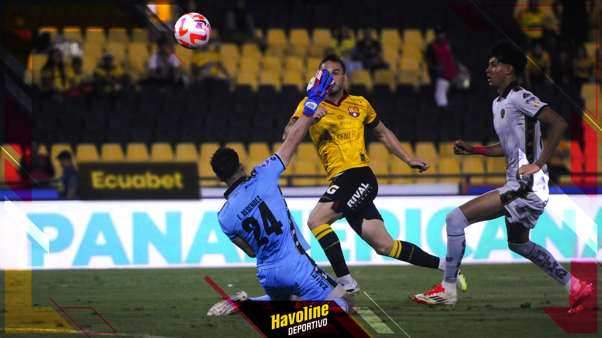 Octavio Rivero definiendo por encima de Resendez para anotar el gol de Barcelona SC