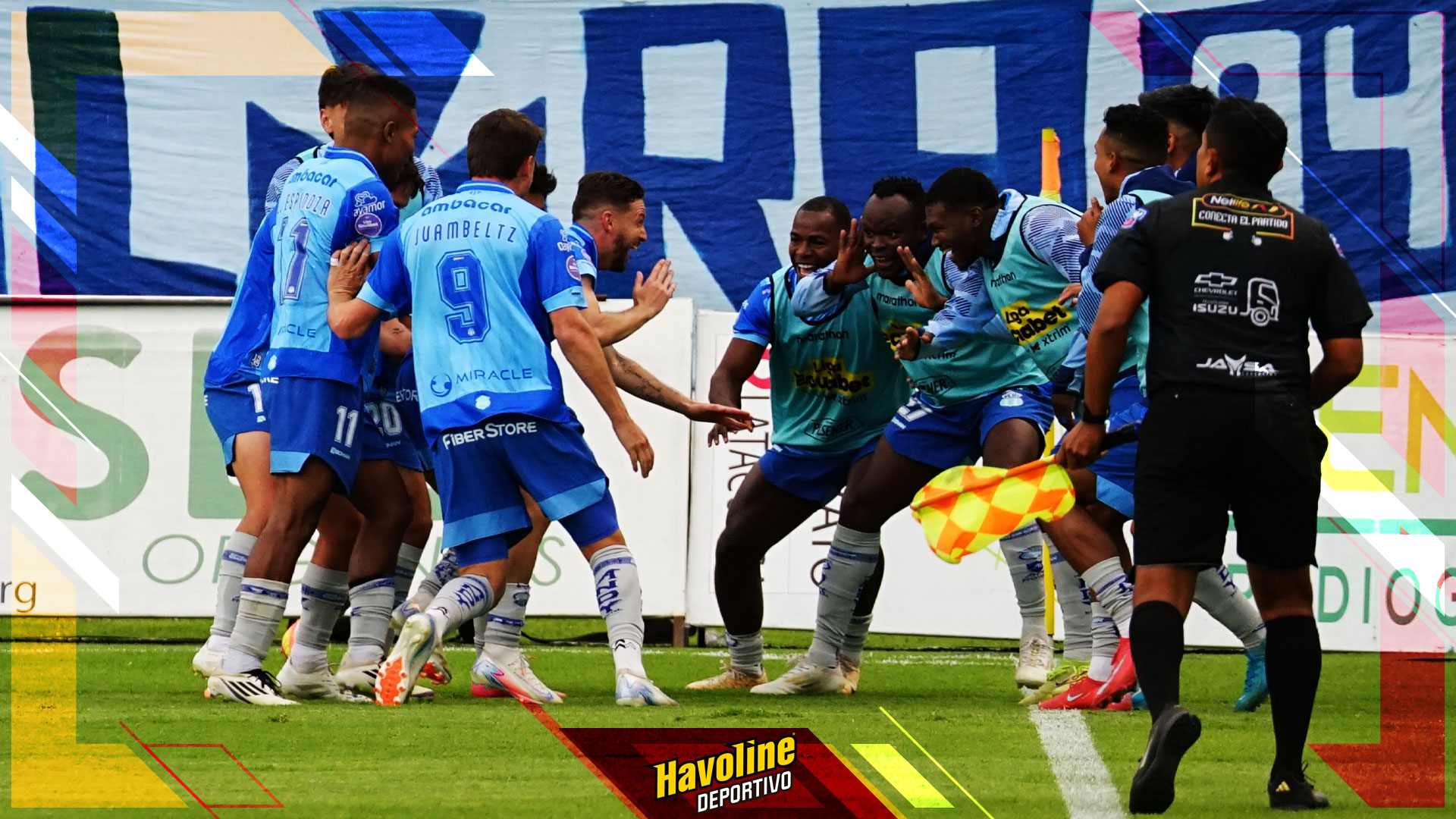 Pablo González celebrando con sus compañeros su golazo de tiro libre