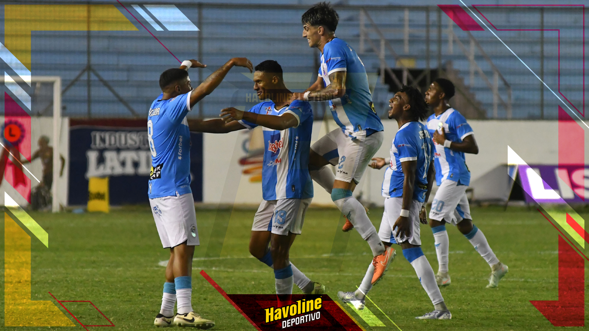 Justin Alma celebra su gol junto a sus compañeros