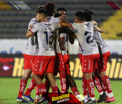 Jugadores de El Nacional celebran el triunfo sobre la hora ante Vinotinto