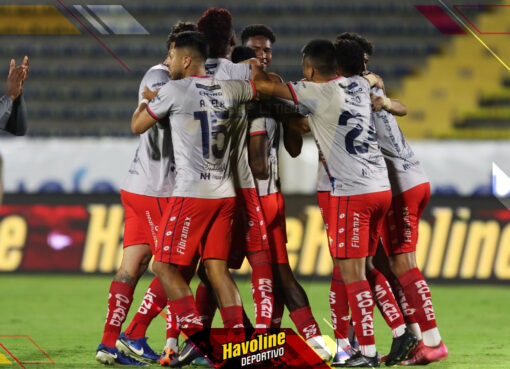 Jugadores de El Nacional celebran el triunfo sobre la hora ante Vinotinto