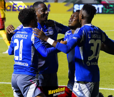 Jugadores de Emelec festejando uno de los goles ante Sociedad Deportiva Aucas