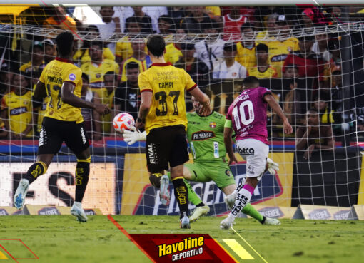 Junior Sornoza definiendo frente a De Arruabarrena el segundo gol de IDV sobre BSC