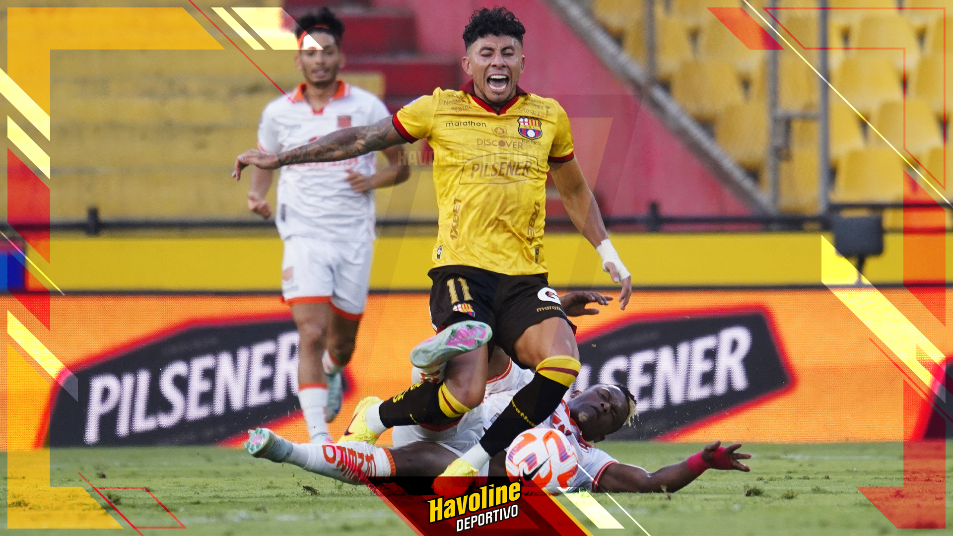 Joao Rojas recibía una fuerte falta de Yerlín Quiñónez quien fue expulsado